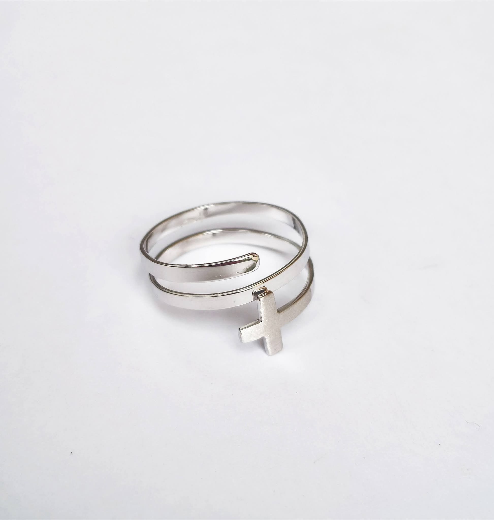 PRSTEN BIJELO ZLATO 14K S KRIŽEM